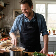 Last inn bildet i Galleri-visningsprogrammet, Sort forkle med lomme og personlig brodert navn/kallenavn