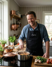 Last inn bildet i Galleri-visningsprogrammet, Sort forkle med lomme og personlig brodert navn/kallenavn