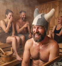 Last inn bildet i Galleri-visningsprogrammet, Kongelua med store horn, Jacuzzi-/badstulue i ull med brodert navn, varmer i jacuzzien. Til isbading også.