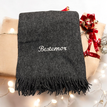 Last inn bildet i Galleri-visningsprogrammet, Personlig ullpledd med brodert tekst – perfekt gave til familie