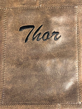 Last inn bildet i Galleri-visningsprogrammet, Grillforkle, vinforkle, kjellermester forkle... i ekte skinn med brodert navn, BBQ, grillsjef, etc.