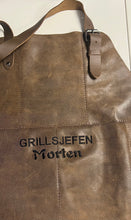 Last inn bildet i Galleri-visningsprogrammet, Grillforkle, vinforkle, kjellermester forkle... i ekte skinn med brodert navn eller initialer (Brodering er inkl. i prisen) BBQ, grillsjef, etc.