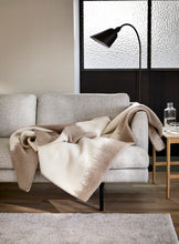 Last inn bildet i Galleri-visningsprogrammet, Luksus ullpledd fra Høie, hele 2 meter langt og i beste kvalitet (farge beige)