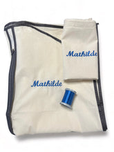 Last inn bildet i Galleri-visningsprogrammet, 1 Bunadsposesett; Bunadspose, skjortepose og skopose i bomull med brodert navn
