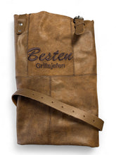 Last inn bildet i Galleri-visningsprogrammet, Grillforkle, vinforkle, kjellermester forkle... i ekte skinn med brodert navn, BBQ, grillsjef, etc.