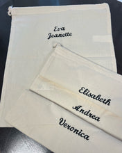 Last inn bildet i Galleri-visningsprogrammet, Bomullspose til bunadsskjorten i 100% bomull (40x48 cm) med brodert navn (dresspose, stakk etc.)