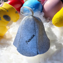 Last inn bildet i Galleri-visningsprogrammet, Barne-Jacuzzi-/badstulue i ull med et brodert navn, gave som varmer i jacuzzien