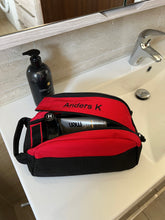 Last inn bildet i Galleri-visningsprogrammet, Solid toalettveske med brodert navn, feriested, kallenavn... med innvendige lommer og lomme med glidelås