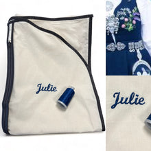 Last inn bildet i Galleri-visningsprogrammet, 1 Bunadsposesett; Bunadspose, skjortepose og skopose i bomull med brodert navn