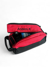 Last inn bildet i Galleri-visningsprogrammet, Solid toalettveske med brodert navn, feriested, kallenavn... med innvendige lommer og lomme med glidelås