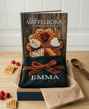 Last inn bildet i Galleri-visningsprogrammet, Vaffelduft og gode tradisjoner. Stor vaffelbok og sort forkle med lomme og personlig brodering