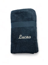 Last inn bildet i Galleri-visningsprogrammet, 2 stk Deilige myke badehåndklær med brodert navn 70x140 cm badehåndklær