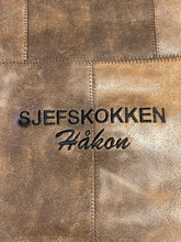 Last inn bildet i Galleri-visningsprogrammet, Grillforkle, vinforkle, kjellermester forkle... i ekte skinn med brodert navn, BBQ, grillsjef, etc.