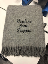Last inn bildet i Galleri-visningsprogrammet, Personlig ullpledd med brodert tekst – perfekt gave til familie