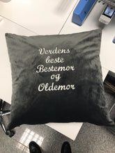Last inn bildet i Galleri-visningsprogrammet, Velourputetrekk 50x50 cm med valgfri brodert tekst (3 ord)