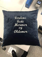 Last inn bildet i Galleri-visningsprogrammet, Velourputetrekk 50x50 cm med valgfri brodert tekst (3 ord)