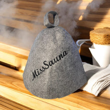 Last inn bildet i Galleri-visningsprogrammet, Jacuzzi-/badstulue i ull med brodert navn, gave som varmer i jacuzzien. Til isbading også.