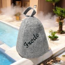 Last inn bildet i Galleri-visningsprogrammet, (Pakke på 2 stk) Jacuzzi-/badstulue i ull med brodert navn, gave som varmer i jacuzzien. Til isbading også. (Kopi)