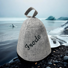 Last inn bildet i Galleri-visningsprogrammet, Jacuzzi-/badstulue i ull med brodert navn, gave som varmer i jacuzzien. Til isbading også.