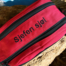 Last inn bildet i Galleri-visningsprogrammet, Solid toalettveske med brodert navn, feriested, kallenavn... med innvendige lommer og lomme med glidelås