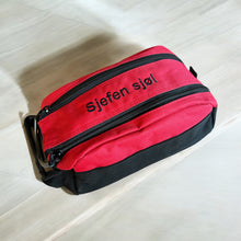 Last inn bildet i Galleri-visningsprogrammet, Solid toalettveske med brodert navn, feriested, kallenavn... med innvendige lommer og lomme med glidelås