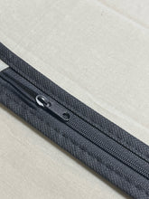 Last inn bildet i Galleri-visningsprogrammet, 1 Bunadsposesett; Bunadspose, skjortepose og skopose i bomull med brodert navn