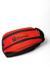 Last inn bildet i Galleri-visningsprogrammet, Til hunden. Toalettveske med brodert brodert pote og hundens navn. med innvendige lommer og lomme med glidelås