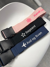 Last inn bildet i Galleri-visningsprogrammet, Stor bagasjestropp/reim til koffertene. (Med fly etc. og navn*) Sikre og finn igjen kofferten din igjen i mengden og få din egen farge og design.