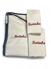 Last inn bildet i Galleri-visningsprogrammet, 1 Bunadsposesett; Bunadspose, skjortepose og skopose i bomull med brodert navn