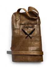 Last inn bildet i Galleri-visningsprogrammet, Grillforkle, vinforkle, kjellermester forkle... i ekte skinn med brodert navn, BBQ, grillsjef, etc.