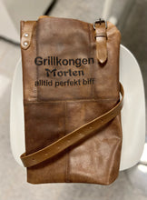 Last inn bildet i Galleri-visningsprogrammet, Grillforkle, vinforkle, kjellermester forkle... i ekte skinn med brodert navn, BBQ, grillsjef, etc.