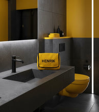 Last inn bildet i Galleri-visningsprogrammet, Sort, gul og tøff toalettveske med krok – praktisk, romslig og stilren