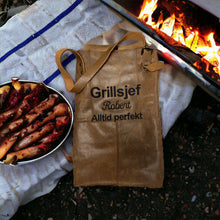 Last inn bildet i Galleri-visningsprogrammet, Grillforkle, vinforkle, kjellermester forkle... i ekte skinn med brodert navn, BBQ, grillsjef, etc.