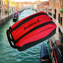 Last inn bildet i Galleri-visningsprogrammet, Solid toalettveske med brodert navn, feriested, kallenavn... med innvendige lommer og lomme med glidelås