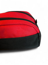 Last inn bildet i Galleri-visningsprogrammet, Til hunden. Toalettveske med brodert brodert pote og hundens navn. med innvendige lommer og lomme med glidelås