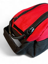 Last inn bildet i Galleri-visningsprogrammet, Til hunden. Toalettveske med brodert brodert pote og hundens navn. med innvendige lommer og lomme med glidelås