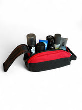 Last inn bildet i Galleri-visningsprogrammet, Solid toalettveske med brodert navn, feriested, kallenavn... med innvendige lommer og lomme med glidelås