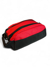 Last inn bildet i Galleri-visningsprogrammet, Solid toalettveske med brodert navn, feriested, kallenavn... med innvendige lommer og lomme med glidelås