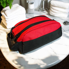 Last inn bildet i Galleri-visningsprogrammet, Solid toalettveske med brodert navn, feriested, kallenavn... med innvendige lommer og lomme med glidelås