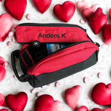 Last inn bildet i Galleri-visningsprogrammet, Solid toalettveske med brodert navn, feriested, kallenavn... med innvendige lommer og lomme med glidelås