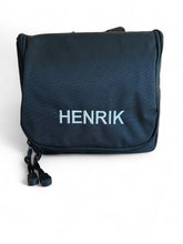 Last inn bildet i Galleri-visningsprogrammet, Sort toalettveske med krok – praktisk, romslig og stilren