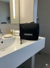 Last inn bildet i Galleri-visningsprogrammet, Sort toalettveske med krok – praktisk, romslig og stilren