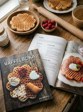 Last inn bildet i Galleri-visningsprogrammet, Vaffelduft og gode tradisjoner. Stor vaffelbok og sort forkle med lomme og personlig brodering