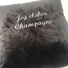 Last inn bildet i Galleri-visningsprogrammet, Velourputetrekk 50x50 cm med valgfri brodert tekst (3 ord)