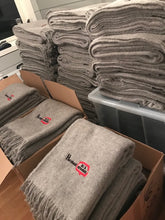 Last inn bildet i Galleri-visningsprogrammet, 10 stk ullpledd med brodert logo. En gave som varmer og betyr noe.