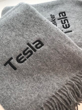 Last inn bildet i Galleri-visningsprogrammet, Tesla bilpledd i 100% ull, med ekstra tekst som du velger