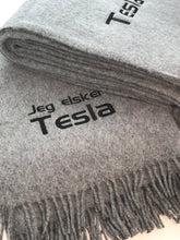 Last inn bildet i Galleri-visningsprogrammet, Tesla bilpledd i 100% ull, med ekstra tekst som du velger