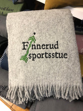 Last inn bildet i Galleri-visningsprogrammet, 10 stk ullpledd med brodert logo. En gave som varmer og betyr noe.