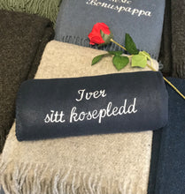 Last inn bildet i Galleri-visningsprogrammet, Deilig mykt fleecepledd med valgfri tekst. (5 ord er inkludert)