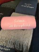 Last inn bildet i Galleri-visningsprogrammet, Deilig mykt fleecepledd med valgfri tekst. (5 ord er inkludert)